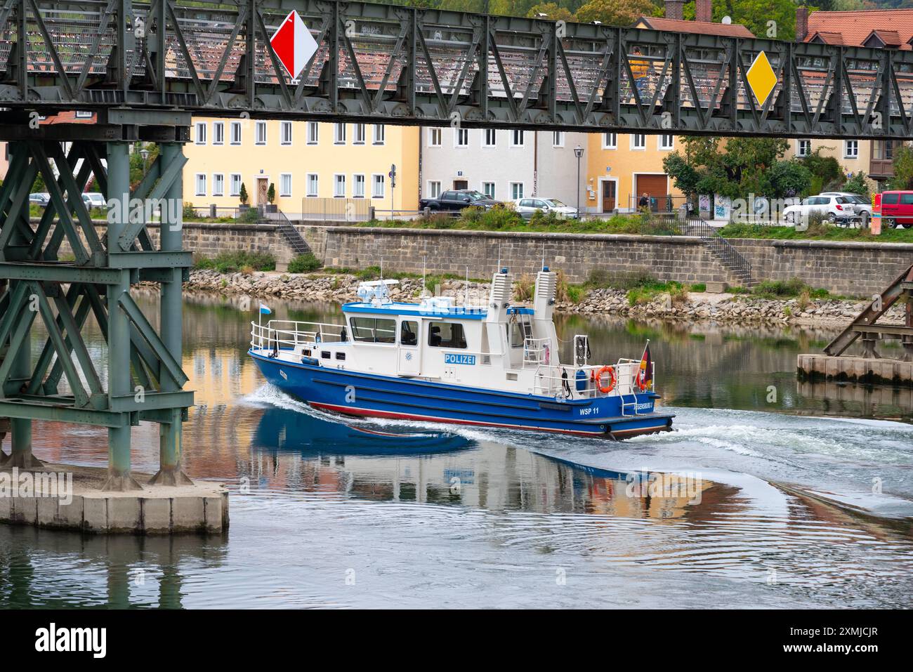 Regensburg, Deutschland, 5.10.2021: Polizeipatrouillenboot auf der Donau in Regensburg Stockfoto