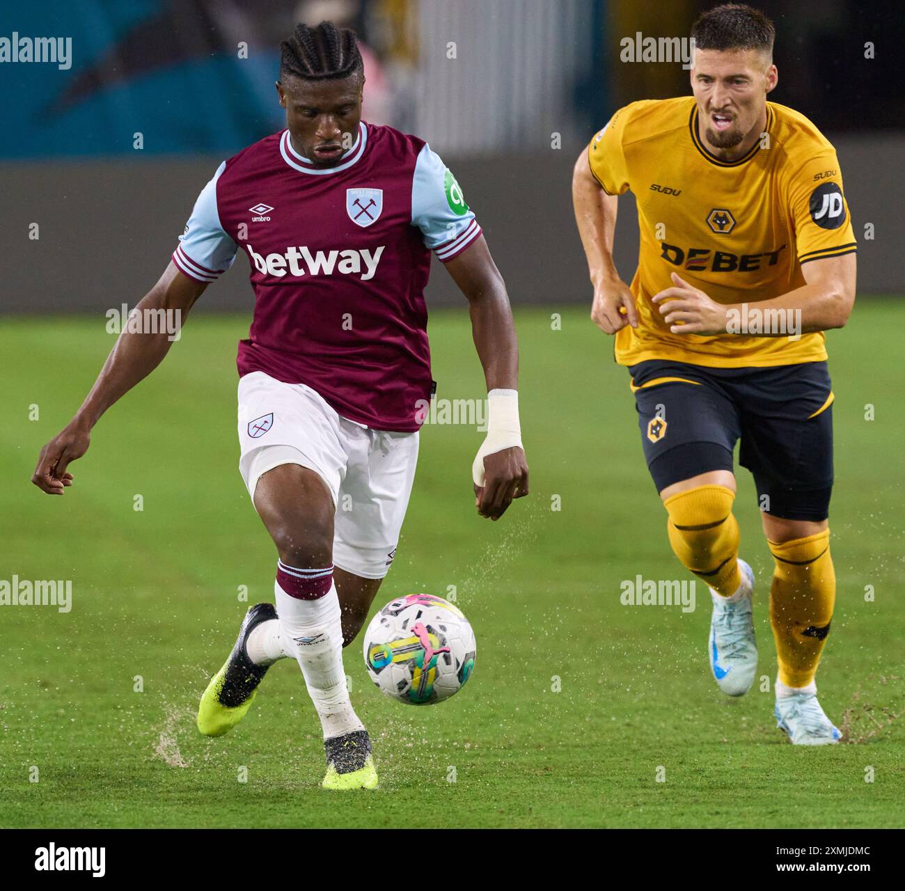 Jacksonville, Florida, USA. Juli 2024. Die englische Premier League ist freundlich, West Ham United gegen Wolverhampton. Mohammad Kudus von West Ham tröpfelt auf einem feuchten Feld von Wolverhampton's Matt Doherty ab. Foto: Tim Davis/Alamy Live News Stockfoto