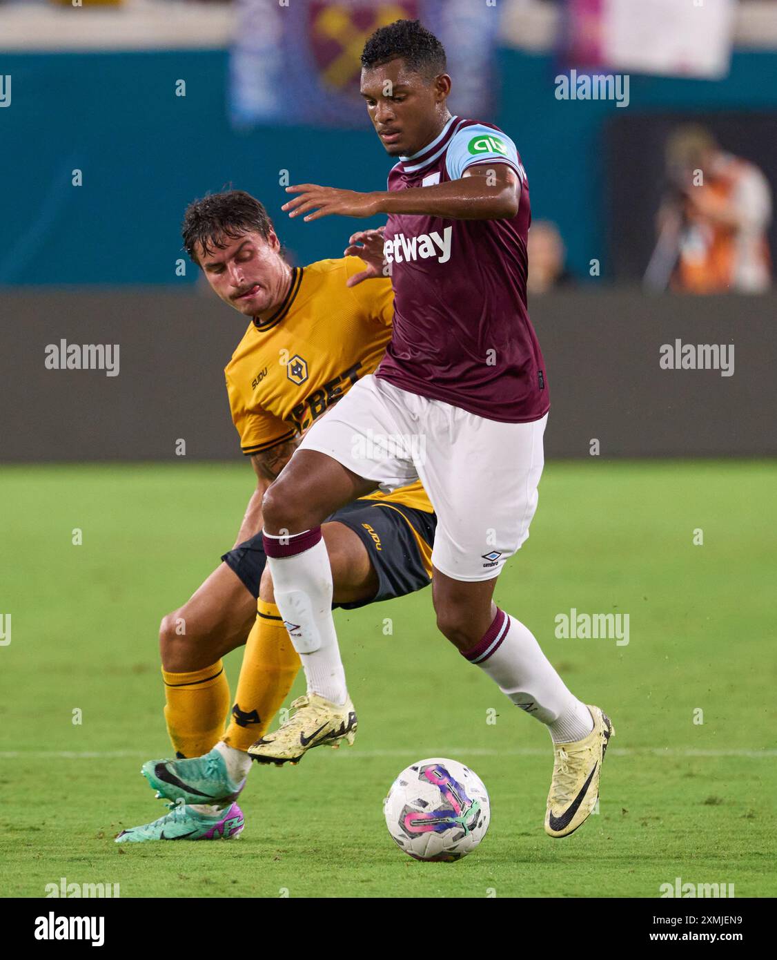 Jacksonville, Florida, USA. Juli 2024. Die englische Premier League ist freundlich, West Ham United gegen Wolverhampton. Hugo Bueno aus Wolverhampton verteidigt Luis Guilherme von West Ham. Foto: Tim Davis/Alamy Live News Stockfoto