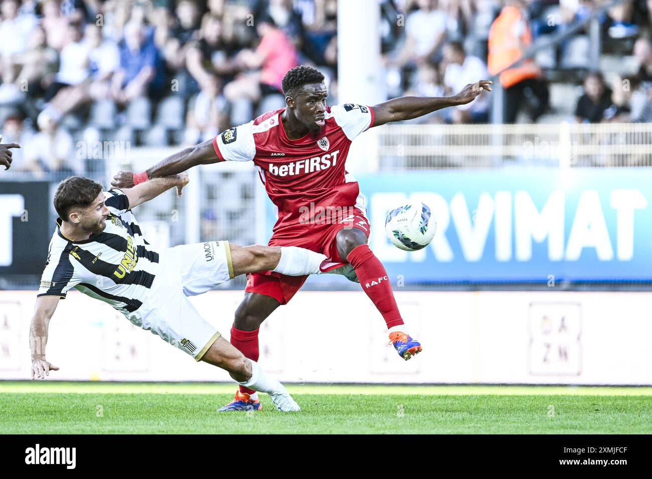 Charleroi, Belgien. Juli 2024. Charlerois Antoine Bernier und Antwerpen Mandela Keita wurden während eines Fußballspiels zwischen Sporting Charleroi und Royal Antwerp FC am Sonntag, den 28. Juli 2024, in Charleroi, am Eröffnungstag der Saison 2024-2025 der ersten Liga der „Jupiler Pro League“ der belgischen Meisterschaft, in Aktion gesetzt. BELGA FOTO TOM GOYVAERTS Credit: Belga Nachrichtenagentur/Alamy Live News Stockfoto