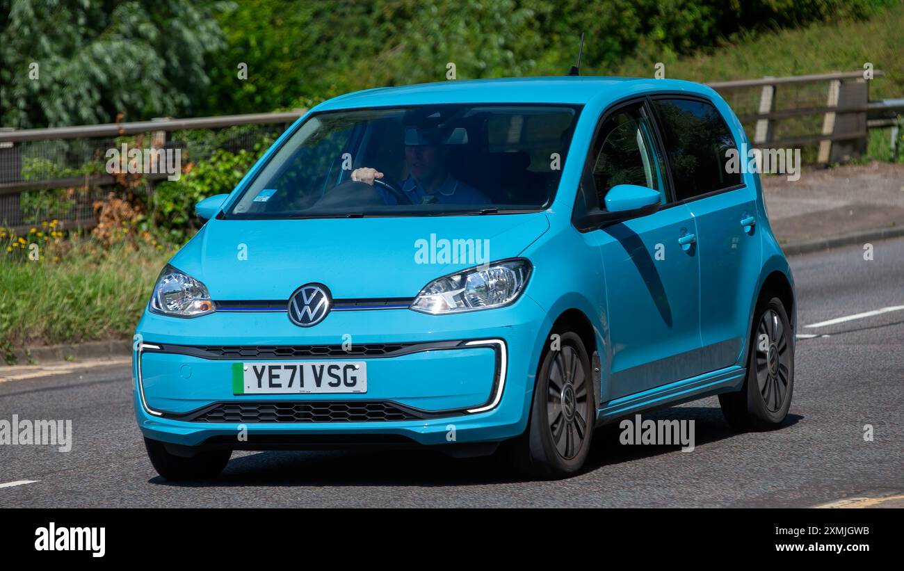 Milton Keynes, Großbritannien - 28. Juli 2024: 2021 blaues Volkswagen E-UP Elektroauto fährt auf einer britischen Straße Stockfoto