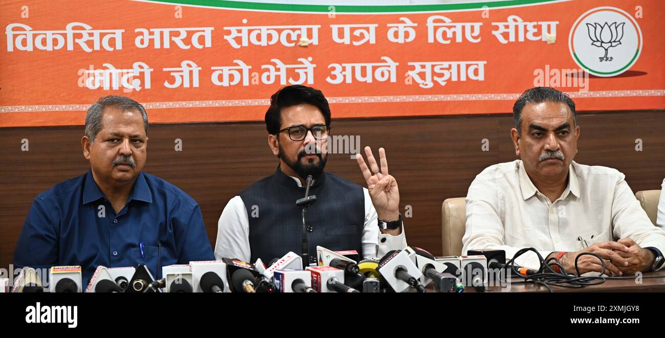 Chandigarh, Indien. Juli 2024. NOIDA, INDIEN - 28. JULI: Parlamentsabgeordneter Anurag Thakur und leitende BJP-Politiker sprachen am 28. Juli 2024 in Kamalam, BJP Office Sector 33, in Noida, Indien. (Foto: Keshav Singh/Hindustan Times/SIPA USA) Credit: SIPA USA/Alamy Live News Stockfoto