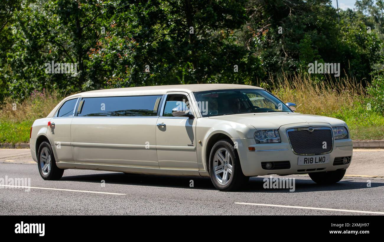 Milton Keynes, Großbritannien - 28. Juli 2024: Chrysler 300 Stretch-Limousinenwagen mit 2006 Cremes auf einer britischen Straße Stockfoto