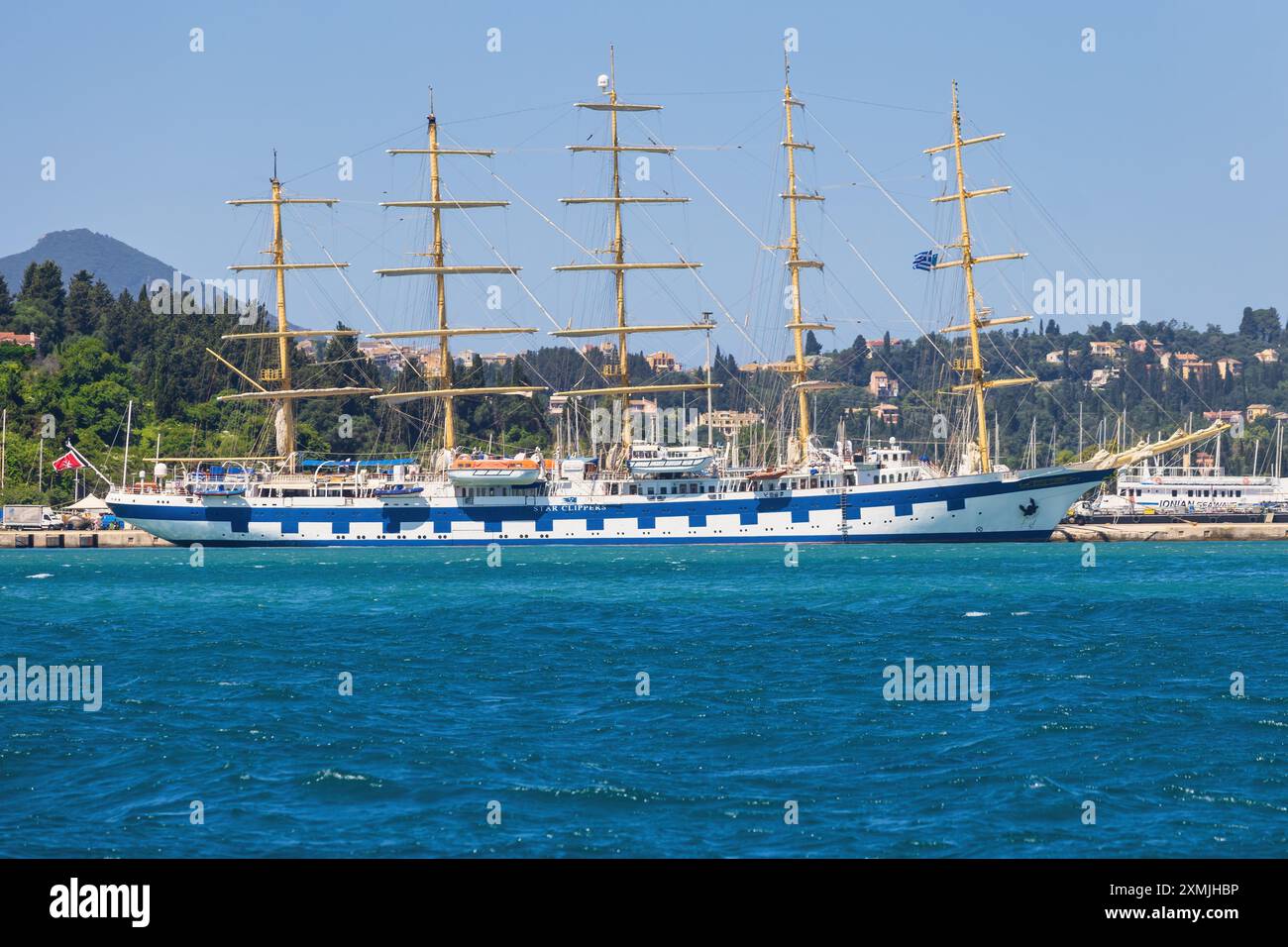 Korfu, 10. Juni 2024: Ionische Inseln in Griechenland Korfu. Segeln auf blauem Wasser. Stockfoto