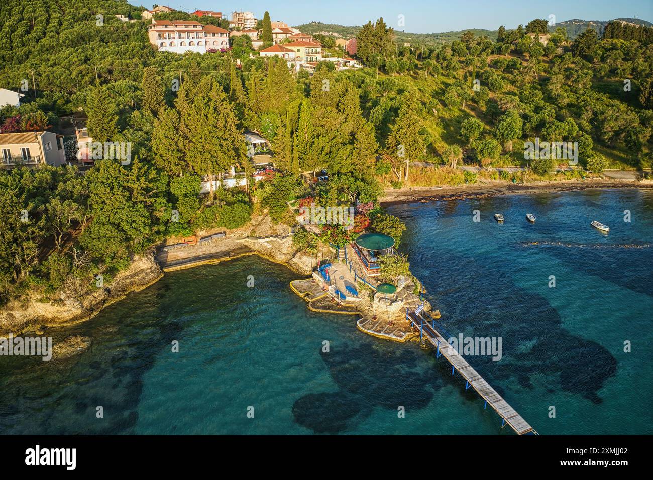 Korfu, 10. Juni 2024: Ionische Inseln in Griechenland Korfu. Panoramablick auf Marina Petriti Stockfoto