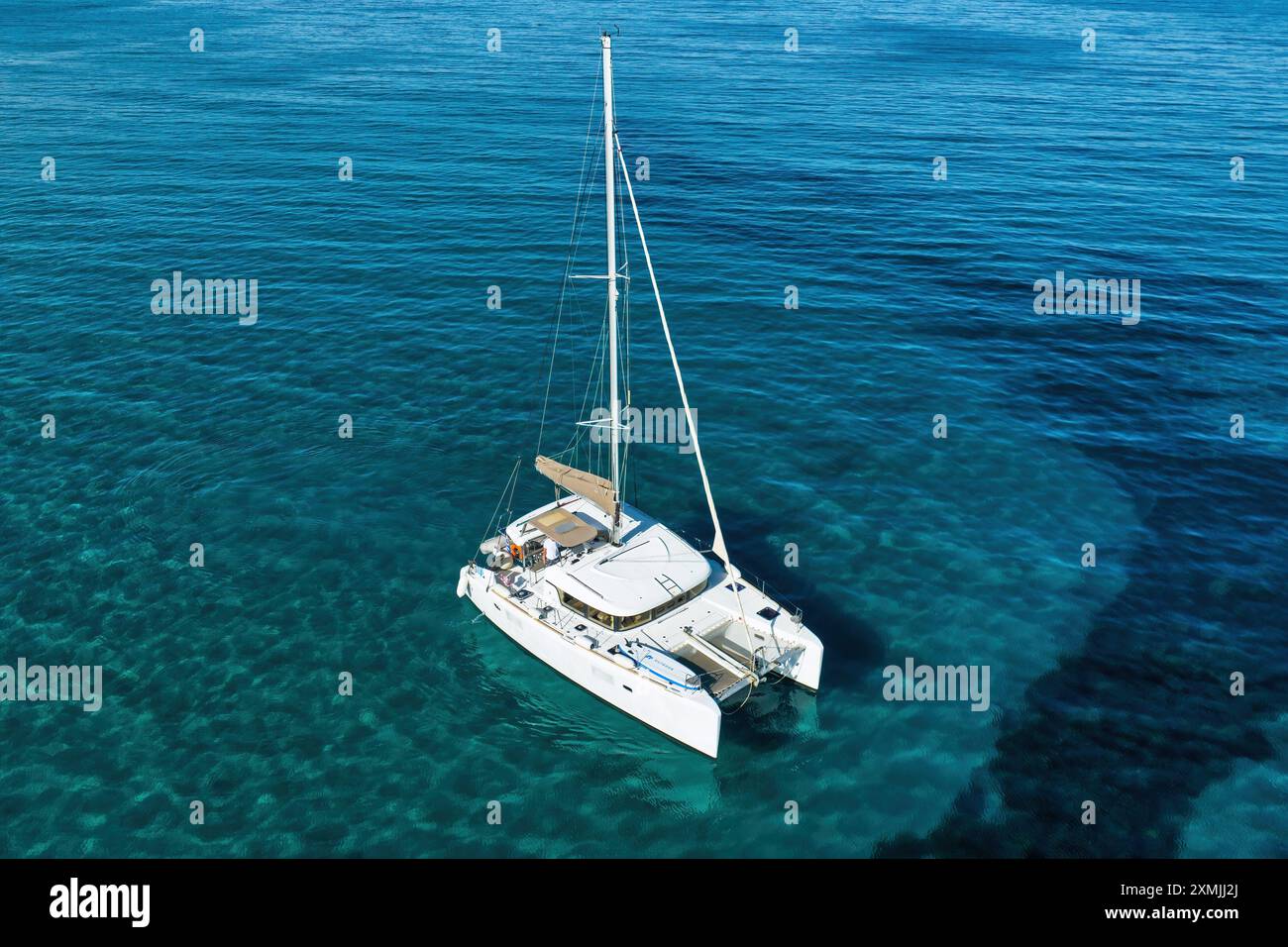 Korfu, 10. Juni 2024: Ionische Inseln in Griechenland Korfu. Katamaran auf blauem Wasser. Stockfoto