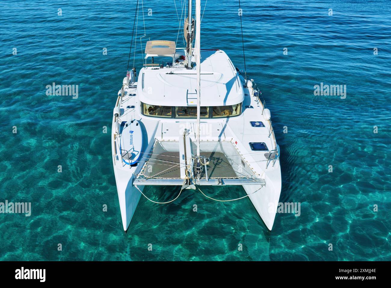 Korfu, 10. Juni 2024: Ionische Inseln in Griechenland Korfu. Katamaran auf blauem Wasser. Stockfoto