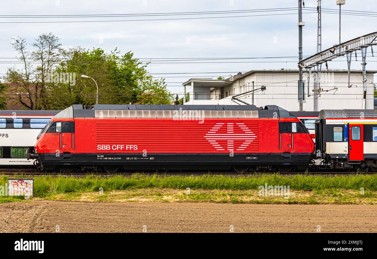 Bassersdorf, Schweiz, 4. Mai 2024: Eine Lokomotive 2000 (SBB re 460) fährt einen Personenzug durch den Bahnhof Bassersdorf. (Foto: Andreas Haas/di Stockfoto