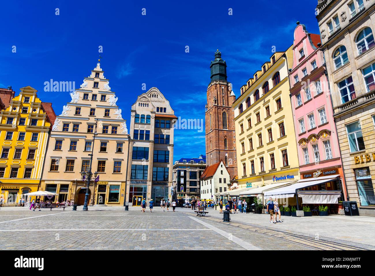 Farbenfrohe historische Mietshäuser und Turm der St. Elisabeth-Kirche im nördlichen Teil des Marktplatzes, Altstadt, Breslau, Schlesien, Polen Stockfoto