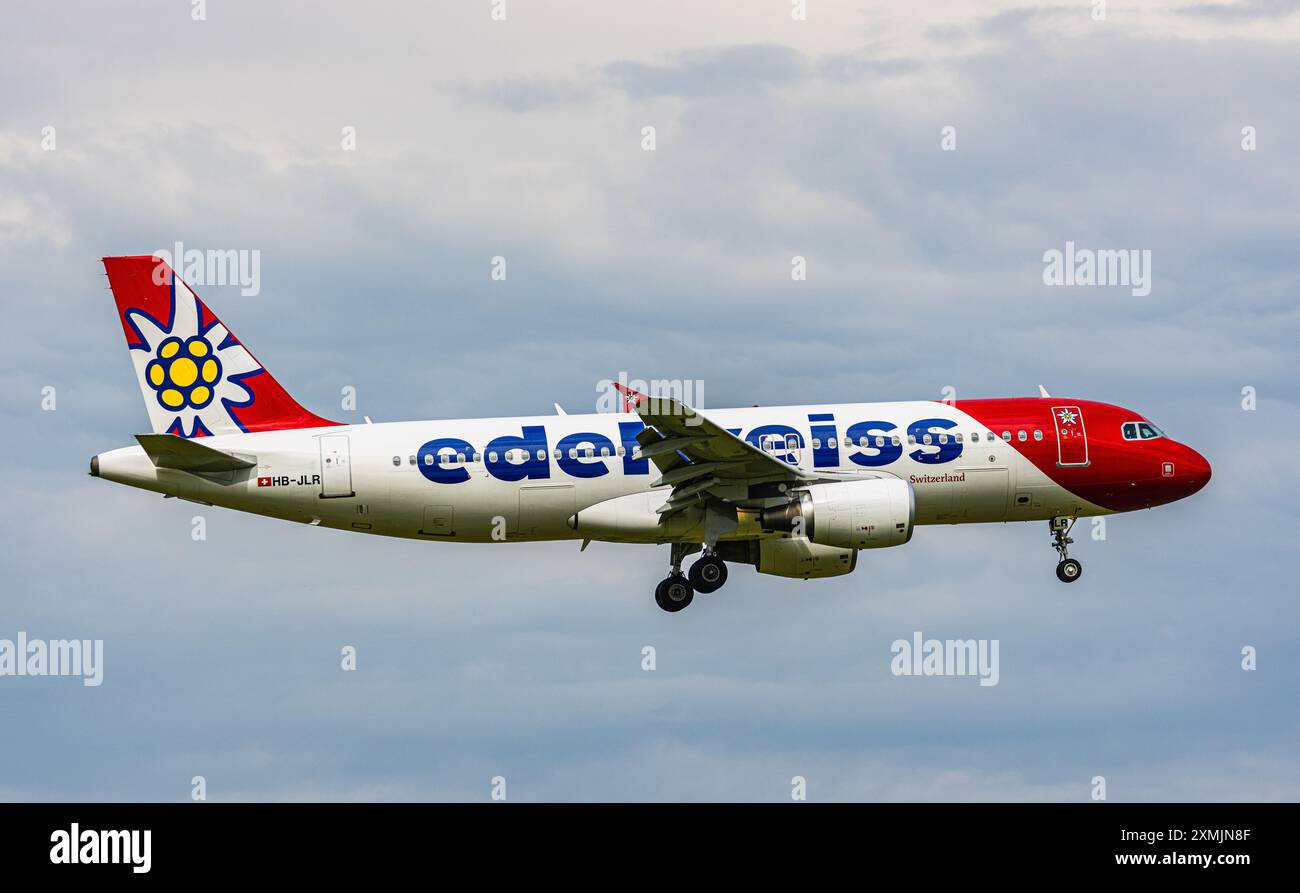 Zürich, Schweiz, 5. Juni 2024: Ein Airbus A320-214 von Edelweiss ist auf dem Endanflug zum Flughafen Zürich. Registrierung HB-JLR. (Foto von Andreas Ha Stockfoto