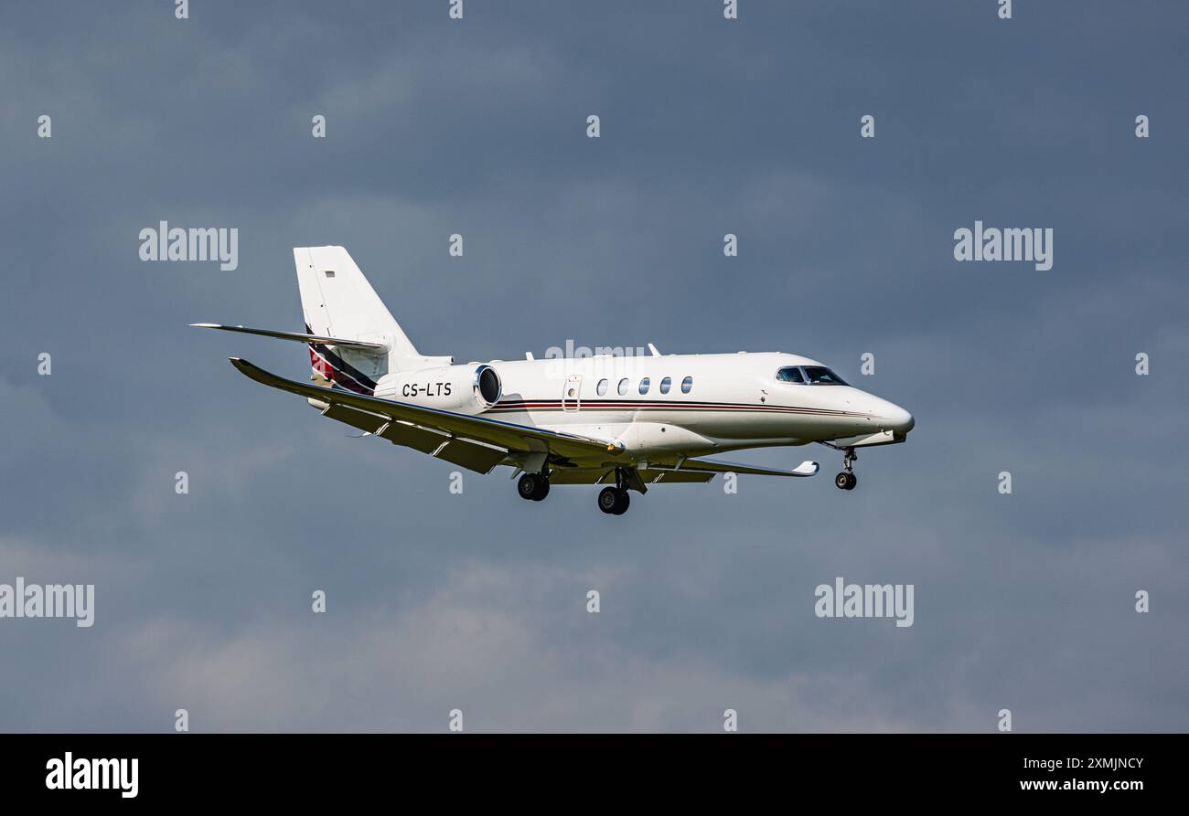 Zürich, Schweiz, 5. Juni 2024: Ein NETJETS Cessna 680A Citation Latitude ist auf dem letzten Anflug zum Flughafen Zürich. Registrierung CS-LTS. (Foto: Andr Stockfoto