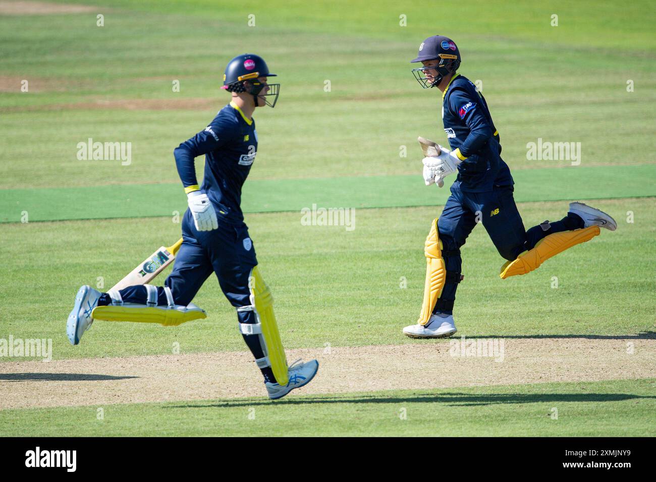 Southampton, Großbritannien. 28. Juli 2024. Toby Albert (links) und Felix Organ of Hampshire, die während des Metro Bank One Day Cup-Spiels zwischen Hampshire und Somerset im Utilita Bowl ausgetragen wurden. Quelle: Dave Vokes/Alamy Live News Stockfoto