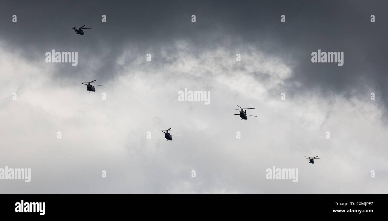 Zürich, 15. Juni 2024: Drei Boeing Vertol CH-47 von der amerikanischen Luftwaffe, begleitet von zwei Super Pumas der Swiss Air Stockfoto