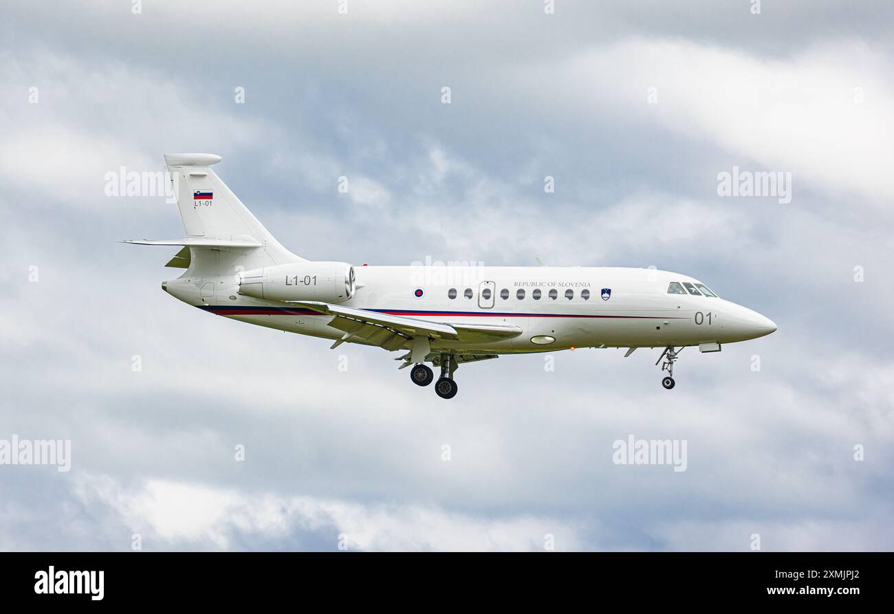 Zürich, Schweiz, 15. Juni 2024: Die Delegation aus Slowenien reist in einem Dassault Falcon 2000EX zur Ukraine-Friedenskonferenz. Das Flugzeug ist Stockfoto