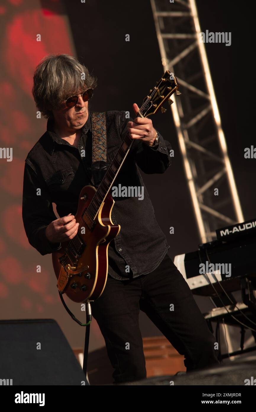 Brighton, Sussex, Vereinigtes Königreich. Juli 2024. Die Scharlatane spielen eine elektrisierende Dämmerung beim On the Beach Festival. Cristina Massei/Alamy Live News Stockfoto