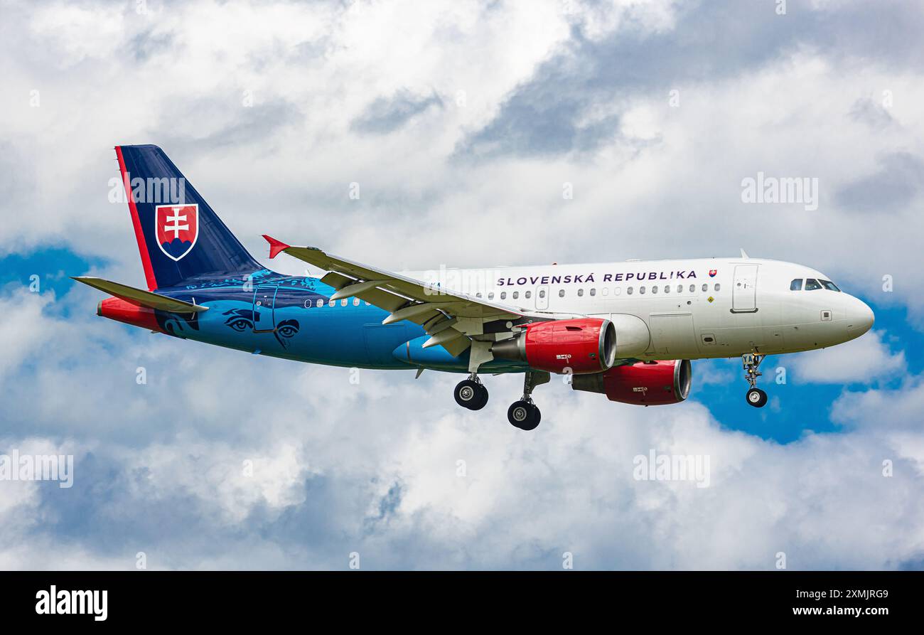 Zürich, Schweiz, 15. Juni 2024: Ein Airbus A319-115X(CJ) bringt die Delegation der Slowakei zur Ukraine-Friedenskonferenz. Das Flugzeug ist auf seinem Stockfoto