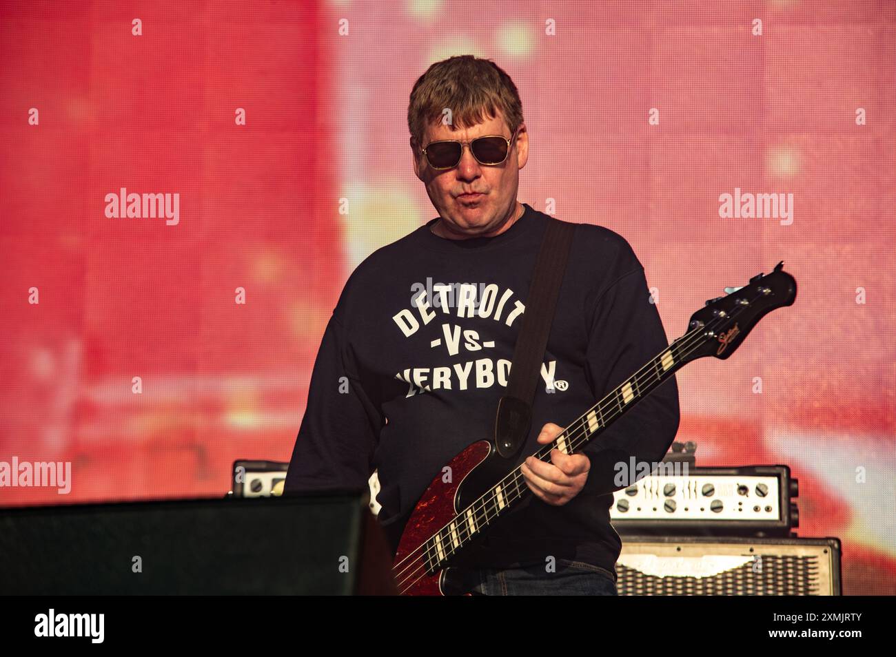 Brighton, Sussex, Vereinigtes Königreich. Juli 2024. Die Scharlatane spielen eine elektrisierende Dämmerung beim On the Beach Festival. Cristina Massei/Alamy Live News Stockfoto