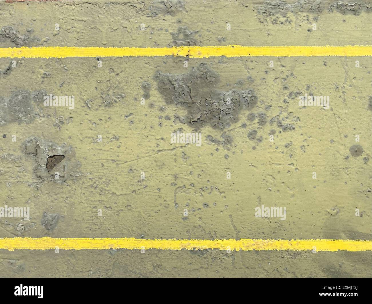 Hintergrundstruktur von zerkratztem rostigem Stahl mit gelben Linien Stockfoto