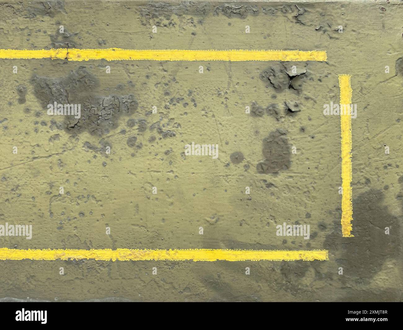Hintergrundstruktur von zerkratztem rostigem Stahl mit gelben Linien Stockfoto