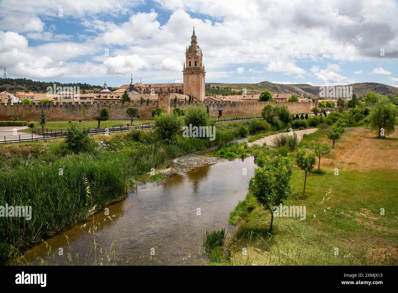 Die spanische mittelalterliche Stadt El Burgo de Osma und ihre Kathedrale in der Provinz Soria Castile und Leon Spanien sahen den Fluss Ucero Stockfoto