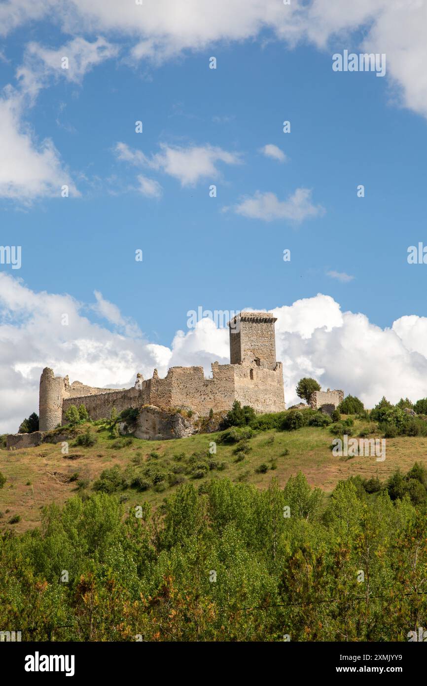 Die mittelalterliche spanische Burg Castillo de Ucero ist die Überreste einer Burg in der kleinen Stadt Ucero in der spanischen Provinz Soria Stockfoto