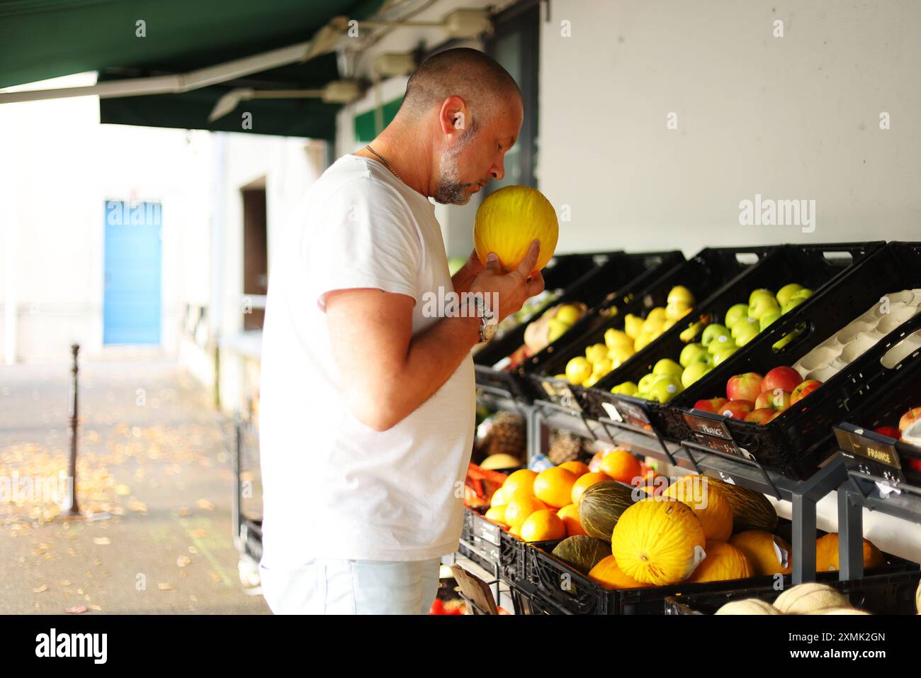 Mann, der Früchte auf dem Markt wählt Stockfoto