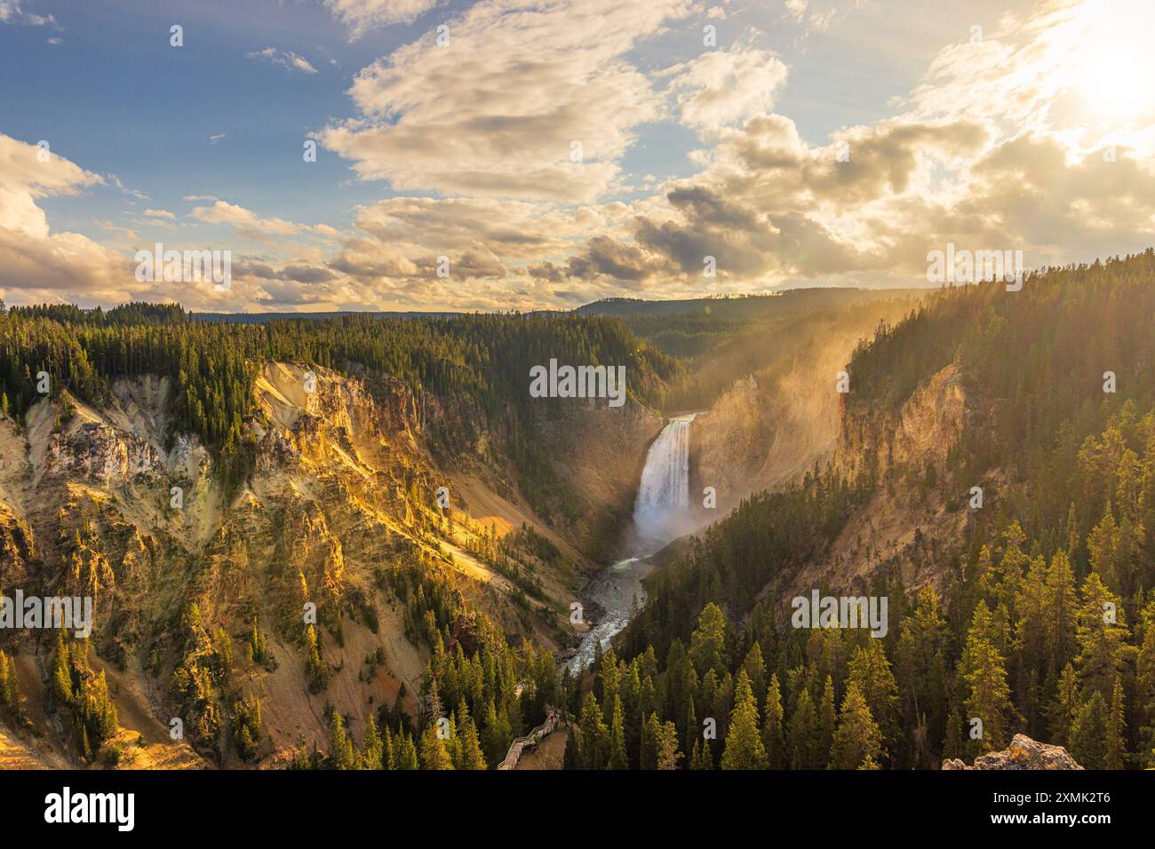 Legendärer Künstler Point: Der atemberaubende Wasserfall-Blick auf Yellowstone Stockfoto