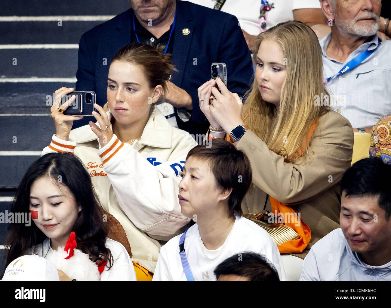 PARIS: Prinzessin Alexia und Prinzessin Amalia während des 100-Meter-Brustfinales der Männer beim zweiten Olympischen Schwimmturnier bei den Olympischen Spielen in Frankreich. ANP KOEN VAN WEEL Credit: ANP/Alamy Live News Stockfoto