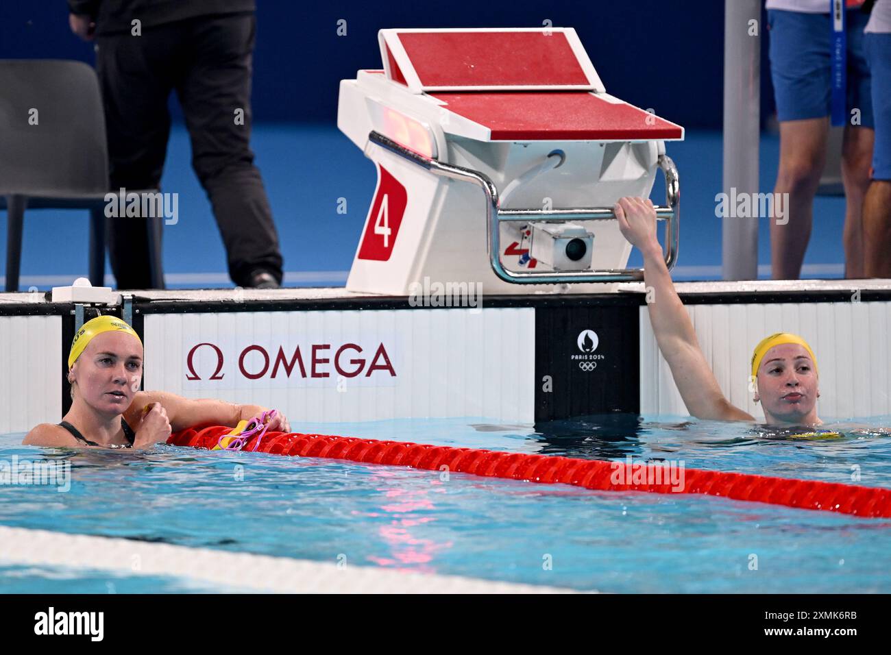 Paris, Frankreich. Juli 2024. Die australische Schwimmerin Ariarne Titmus (links) und die australische Schwimmerin Mollie O'Callaghan (rechts) nach dem Schwimmen im 200-m-Halbfinale der Frauen in der Paris La Defense Arena im Rahmen der Olympischen Spiele 2024 in Paris, Frankreich, Sonntag, 28. Juli 2024. (AAP Image/Dave Hunt) KEIN ARCHIVIERUNGSGUTHABEN: Australian Associated Press/Alamy Live News Stockfoto