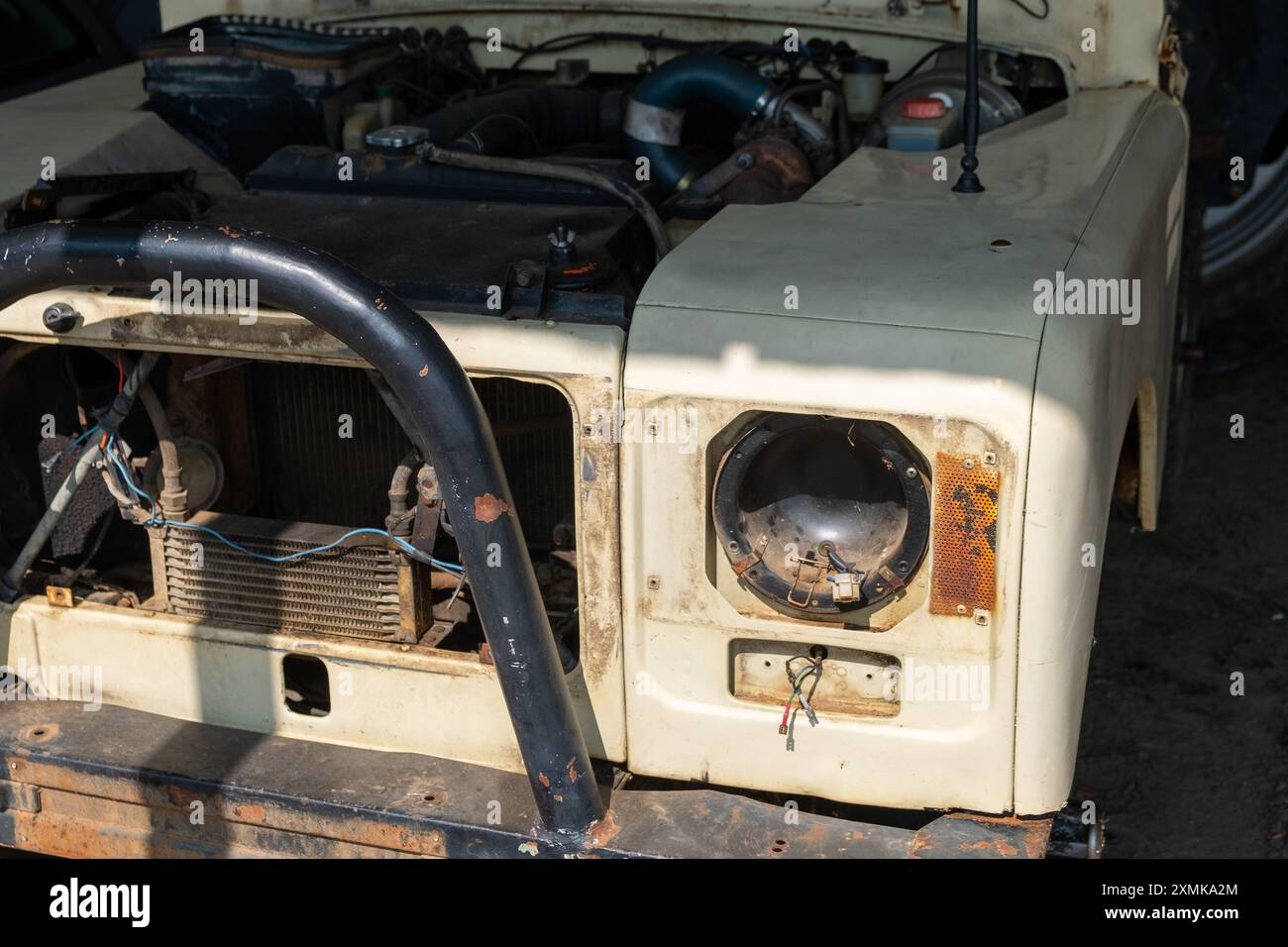 Detail eines alten Autos in einer Werkstatt, die restauriert werden soll Stockfoto