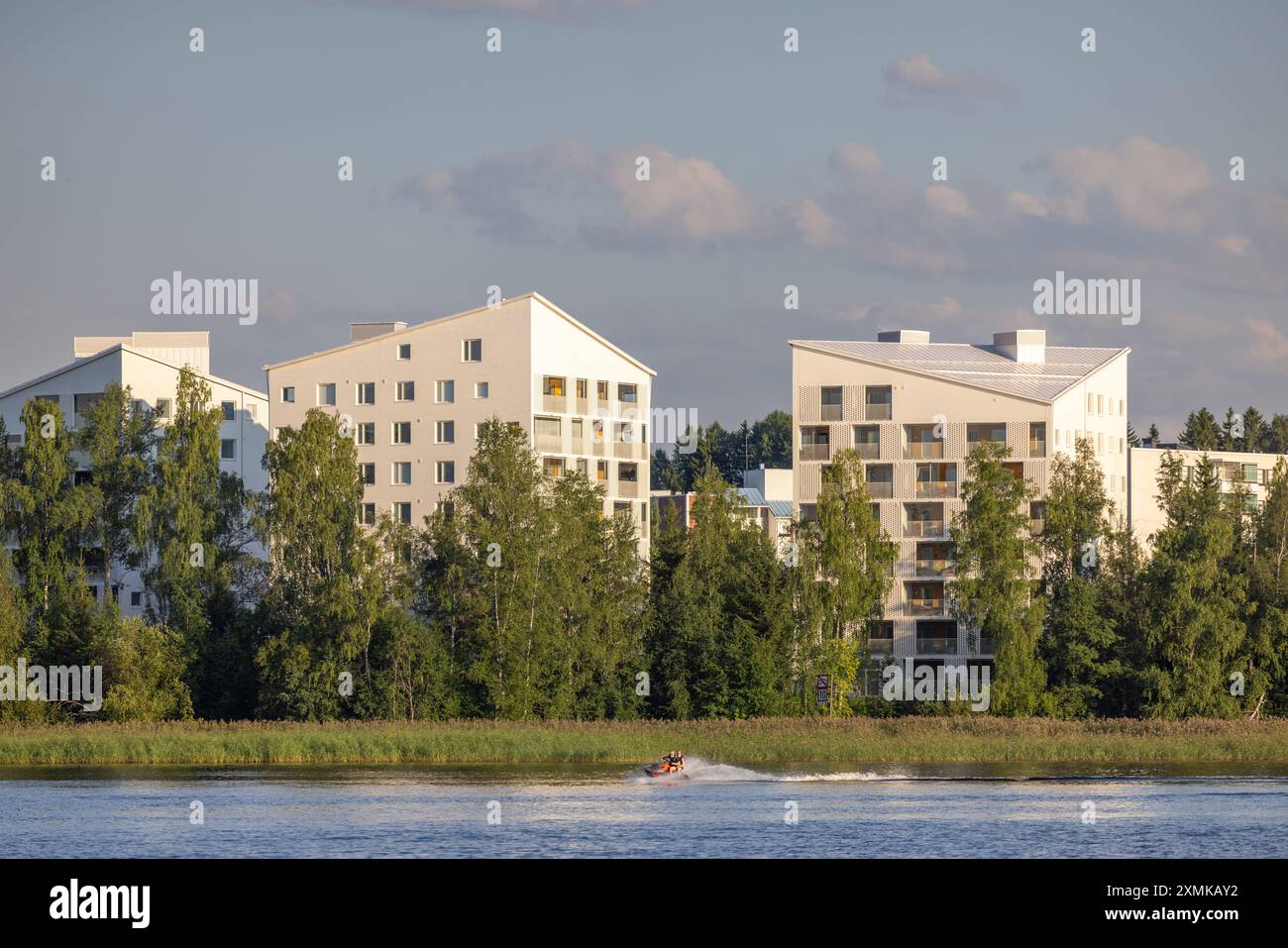 Wohngebäude auf einem Grundstück am Wasser in Jyväskylä an einem Sommertag Stockfoto