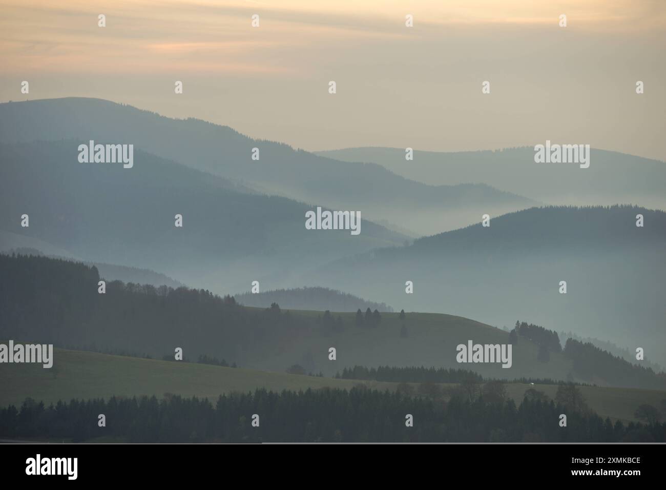 Symbolbild Nebel, Hügel, Sonnenuntergang, Dämmerung, Schwarzwald, Landschaft, Silhouetten, friedlich, Natur, Schatten, Morgenstimmung, Horizont, sanfte Hügel, blau-grau, Stimmungsvoll, weite, Deutschland, ruhige Atmosphäre, Schauinsland, Freiburg *** Symbolbild Nebel, Hügel, Sonnenuntergang, Dämmerung, Schwarzwald, Landschaft, Silhouetten, friedlich, Natur, Schatten, Morgenstimmung, Horizont, sanfte Hügel, blaugrau, stimmungsvoll, Weite, Deutschland, ruhige Atmosphäre, Schauinsland, Freiburg Copyright: xArnexAmbergx Stockfoto