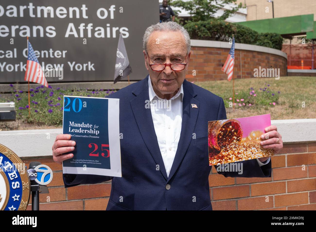 US-Senator Charles Schumer hält am 28. Juli 2024 vor dem VA Hospital in New York ein Briefing, während er Fotoabbildungen zum GOP-Plan „Project 2025“ hält, da dies den Nutzen für Veteranen aushöhlt Stockfoto