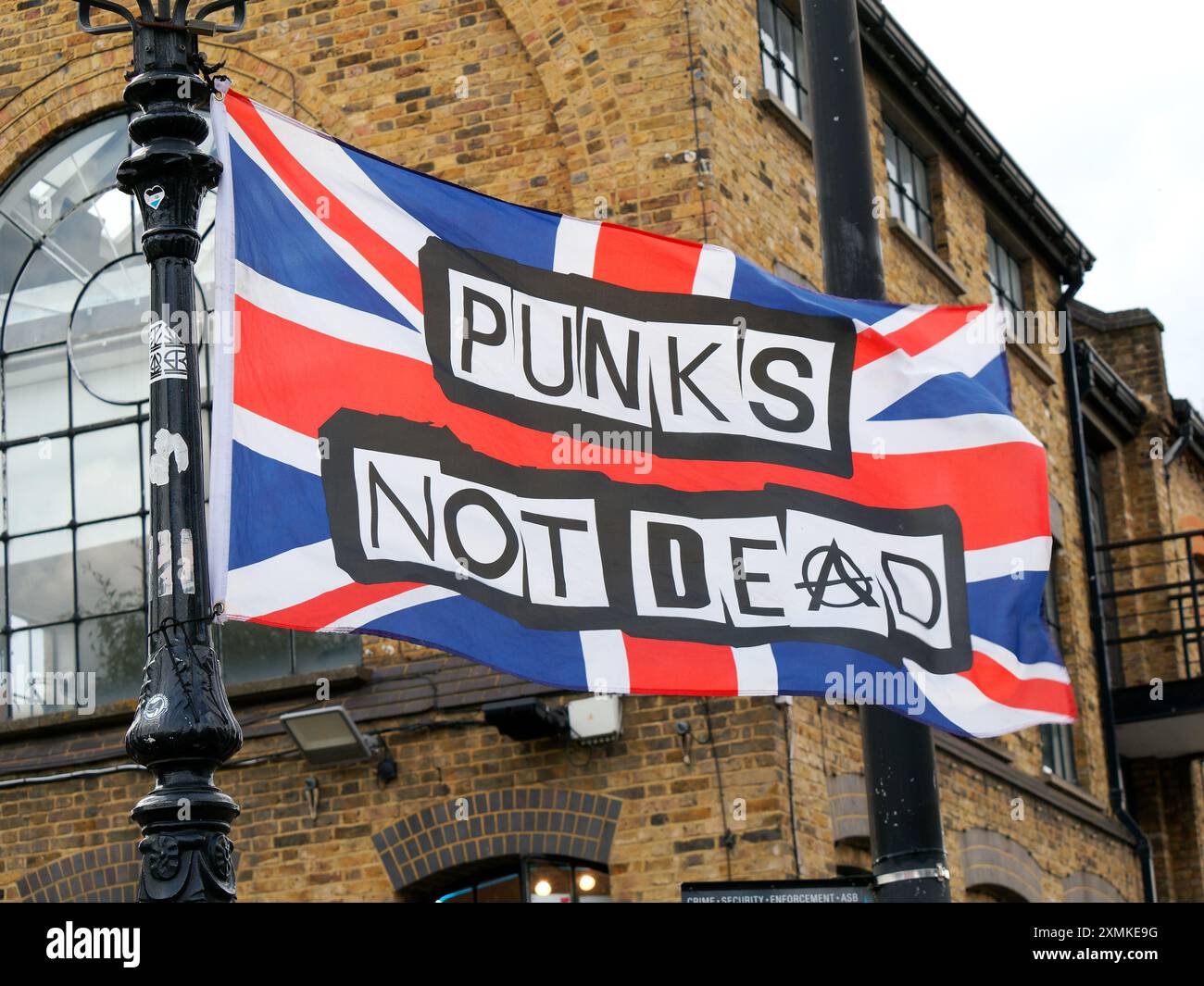 Blick auf die Flagge des Camden-Punks, die über der Lock Bridge in London fliegt Stockfoto