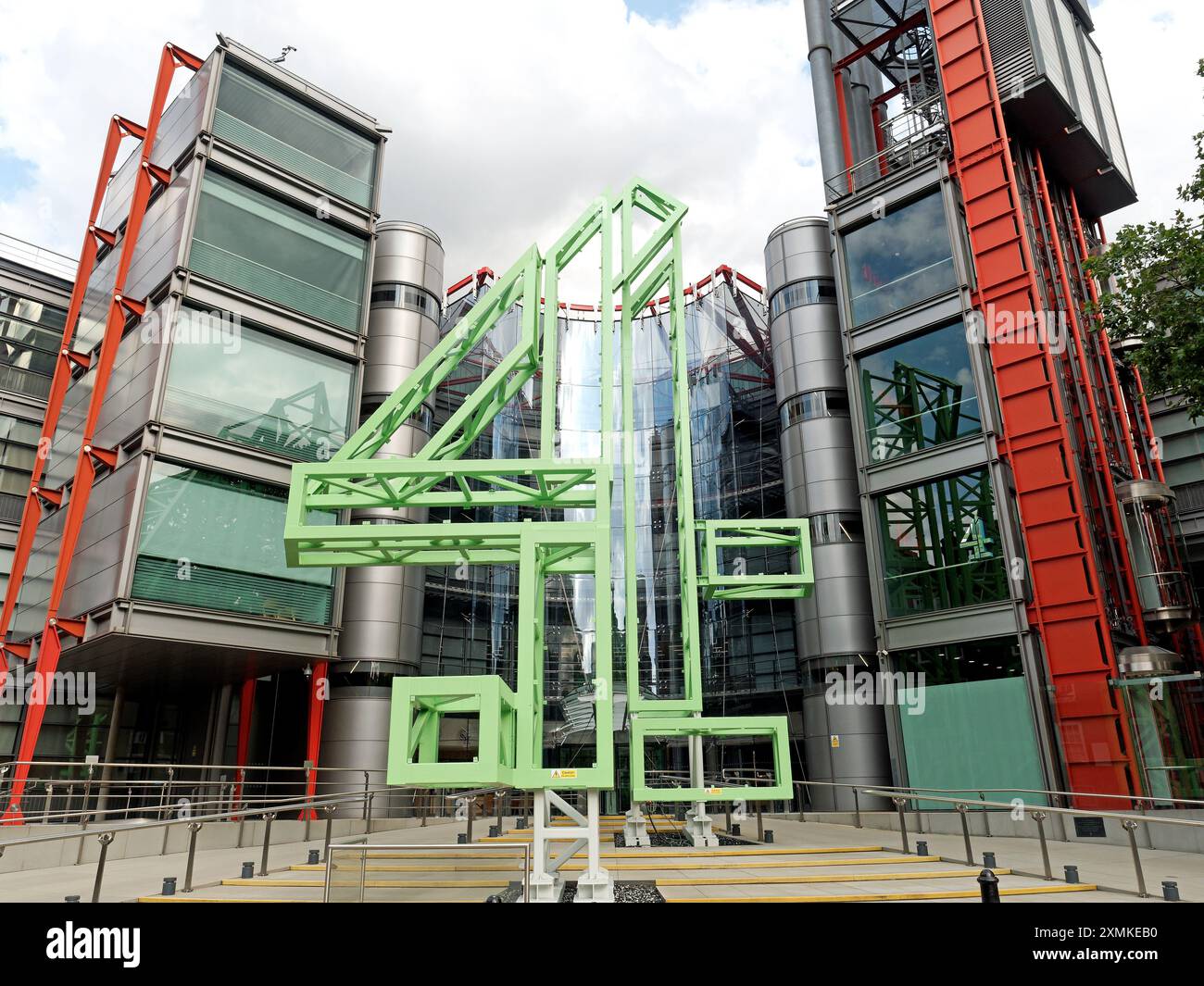 Blick auf das Hauptquartier des britischen Fernsehsenders Channel 4 in der Horseferry Road London mit einer riesigen Ziffer 4 davor Stockfoto