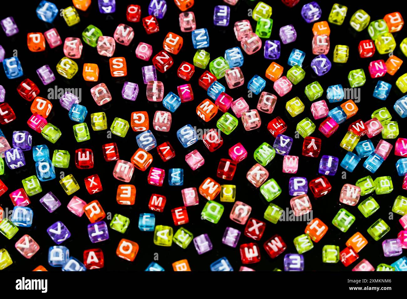 Farbenfrohe „Cubes Letter“-Kollektion Stockfoto