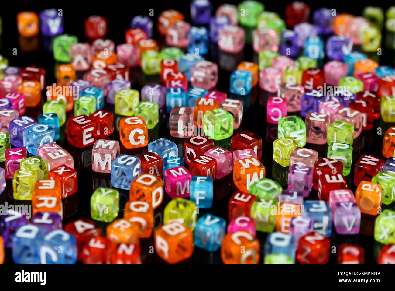 Farbenfrohe „Cubes Letter“-Kollektion Stockfoto