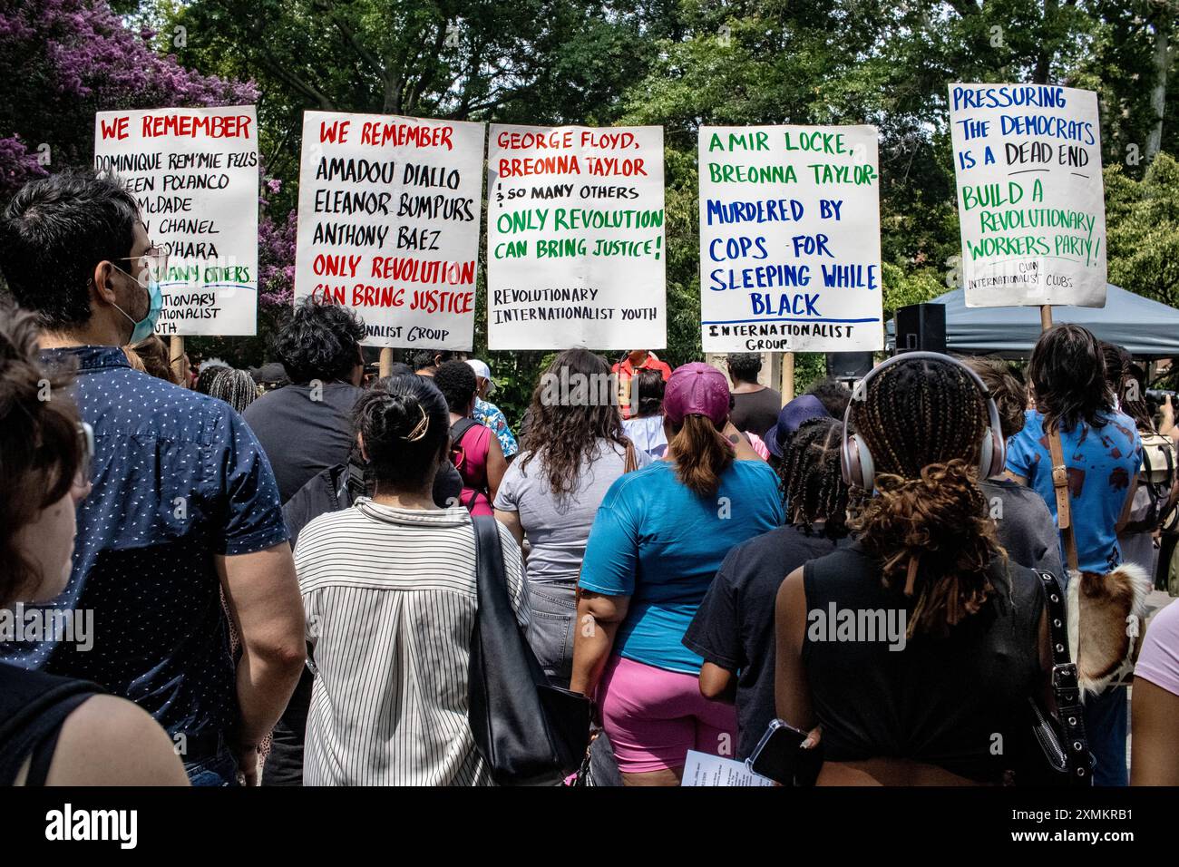 New York City, USA. Juli 2024. Am 28. Juli 2024 findet im Washington Square Park eine Kundgebung für Sonya Massey in New York statt. Die Rallye kommt nach dem kürzlich veröffentlichten Bodycamera-Material, in dem Deputy Sean Grayson Sonya Massey erschießt und getötet hat. (Foto: Jonathan Fernandes/SIPA USA) Credit: SIPA USA/Alamy Live News Stockfoto