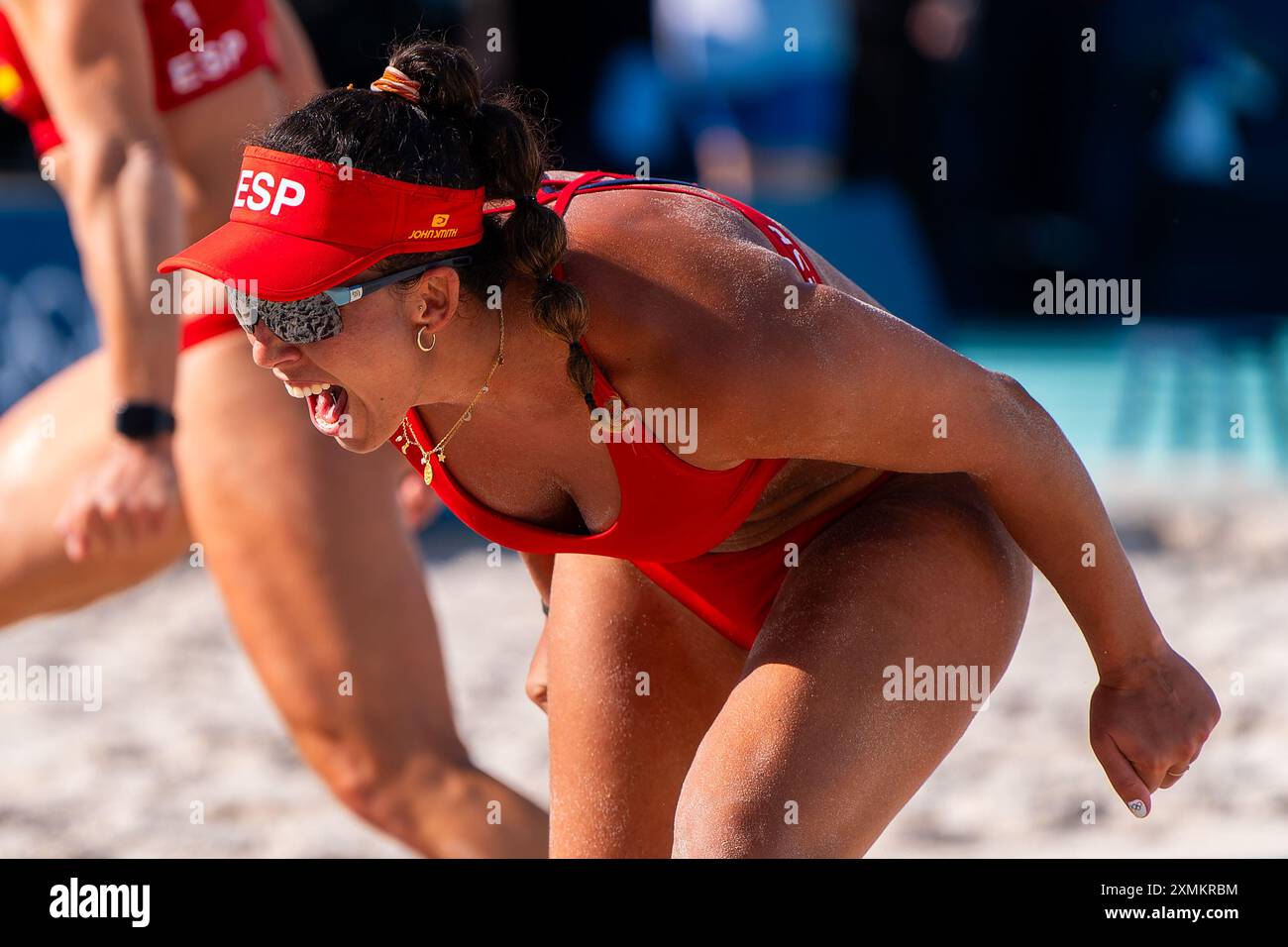 Paris, Frankreich. Juli 2024. PARIS, FRANKREICH - 28. JULI: Paula Soria Gutierrez aus Spanien reagiert während des zweiten Tages der Beach Volleybal - Olympischen Spiele Paris 2024 im Eiffelturm Stadium am 28. Juli 2024 in Paris. (Foto: Joris Verwijst/BSR Agency) Credit: BSR Agency/Alamy Live News Stockfoto