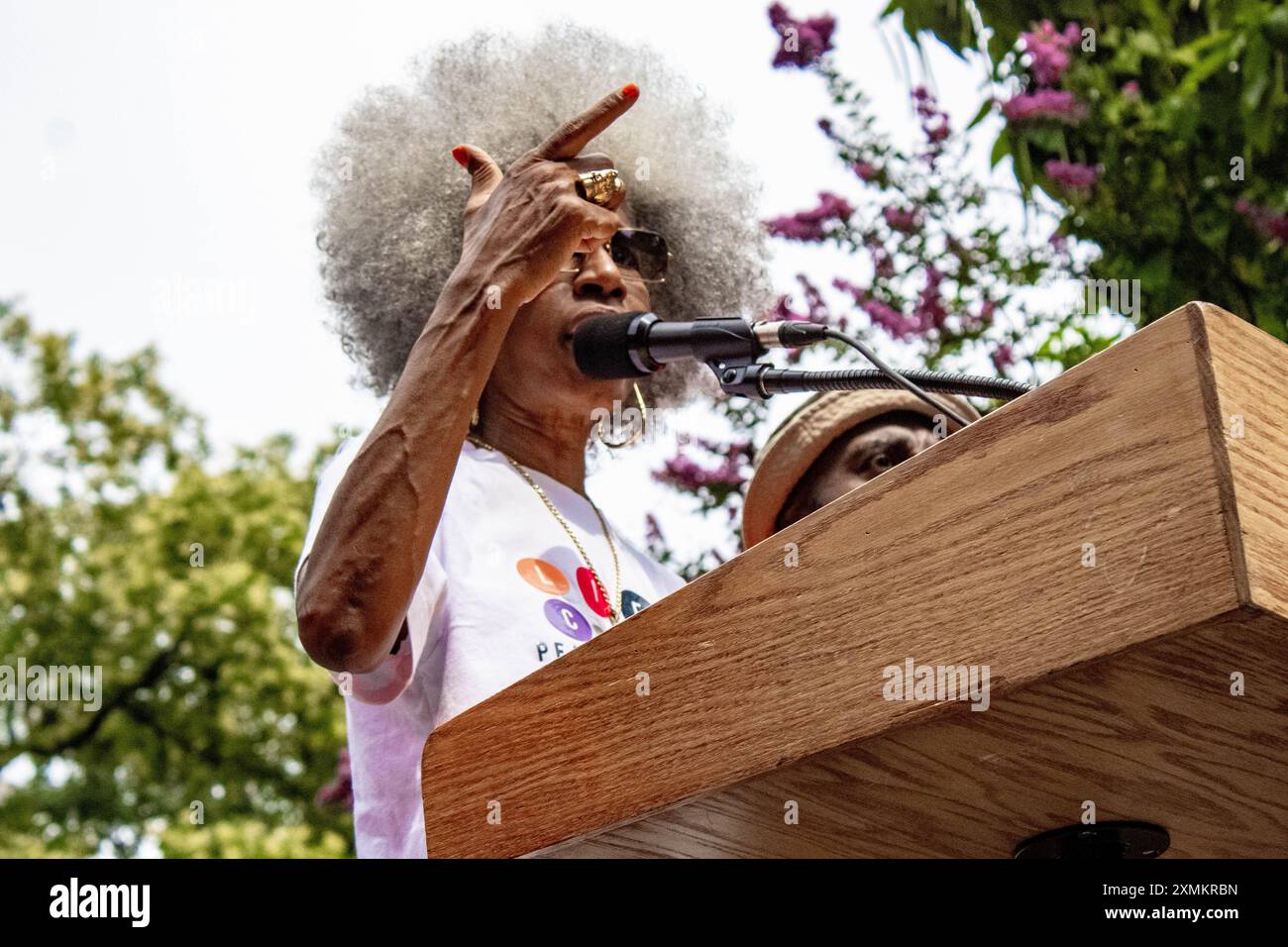 New York City, USA. Juli 2024. Am 28. Juli 2024 findet im Washington Square Park eine Kundgebung für Sonya Massey in New York statt. Die Rallye kommt nach dem kürzlich veröffentlichten Bodycamera-Material, in dem Deputy Sean Grayson Sonya Massey erschießt und getötet hat. (Foto: Jonathan Fernandes/SIPA USA) Credit: SIPA USA/Alamy Live News Stockfoto