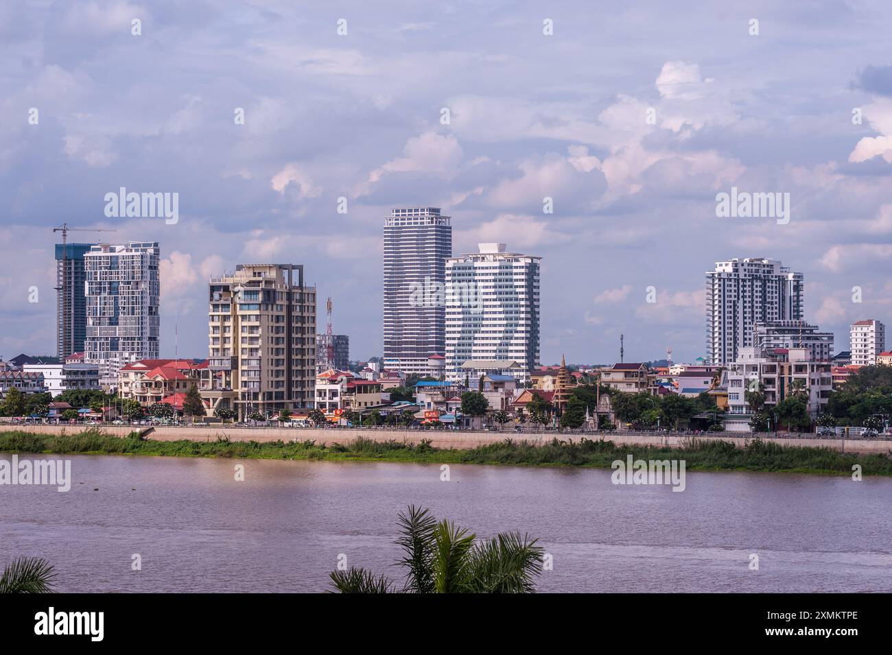 Die Skyline der Halbinsel Chroy Changvar und der Tonle SAP Fluss während der Regenzeit, Phnom Penh, Kambodscha. September 2021. © Kraig Lieb Stockfoto