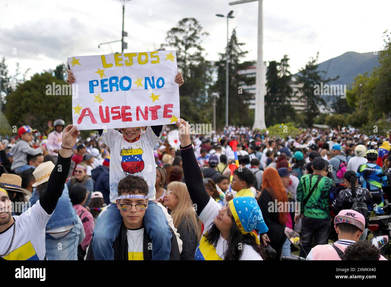 UIO POL MARCHAVENEZUELA Quito, 28. Juli 2024 venezolanische Bürger gehen auf die Straßen von Quito, um ihre Stimme über die Präsidentschaftswahlen im Nachbarland zu erheben Demonstranten kommen an der Päpstlichen Kreuz API JUAN RUIZ CONDOR POL MARCHAVENEZUELA 9d47d03ab409ecc2e2a509999999ba07a0dfc Copyright: XRUIZXRUIZXRUIZXRUIZXCONDORA Stockfoto