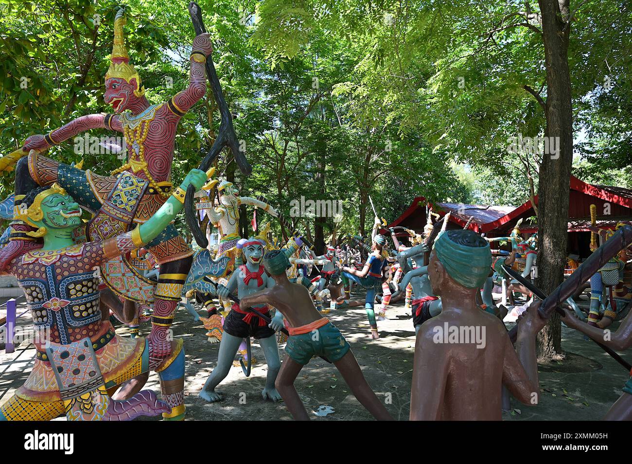 Farbenfrohe Skulpturen aus den Ramakien, thailändische Version des antiken indischen Epos Ramayana, in Wat Muang, Ang Thong, Thailand Stockfoto