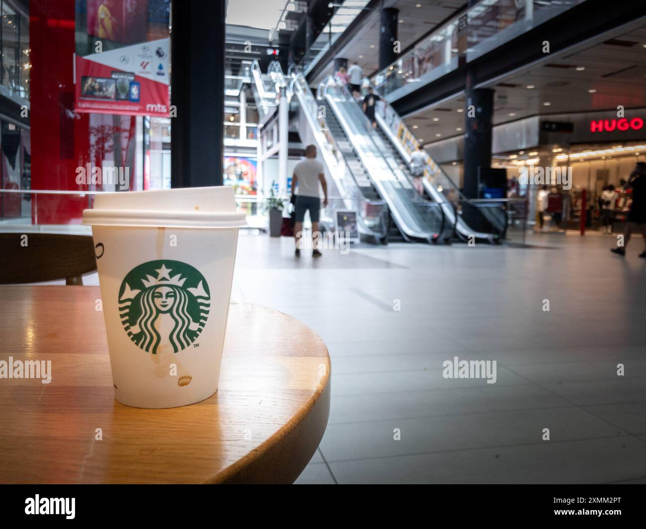Bild des starbucks Ogo auf einer starbucks Kaffeetasse in einem Einkaufszentrum in Belgrad, serbien. Starbucks Corporation ist eine multinationale US-amerikanische Coff-Kette Stockfoto