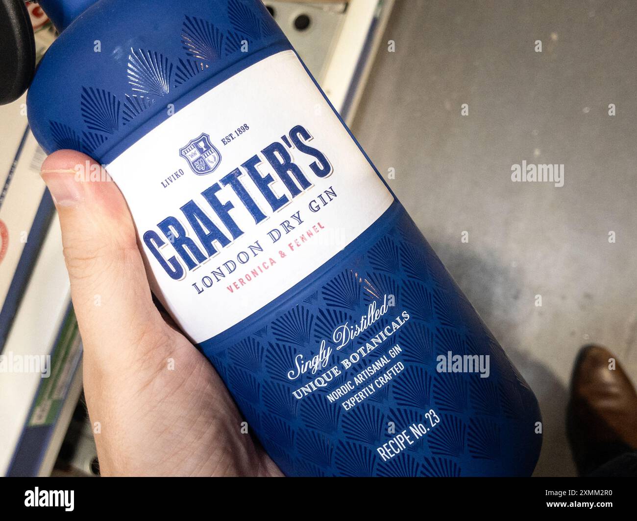 Bild eines Logos von Crafter auf einer Flasche ihres London Dry Gin. Crafter's ist eine nordische Gin-Marke, die den klassischen London Dry Gin und Aromatic umfasst Stockfoto