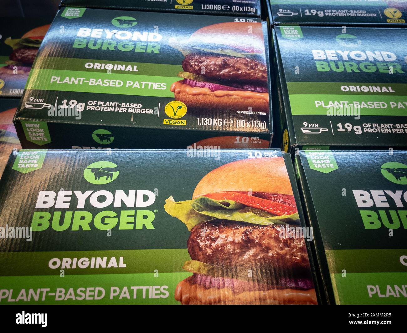 Bild des Logos von Beyond Meat auf ihren pflanzlichen Patties für Burger namens Beyond Burger, die in einem belgrader Supermarkt verkauft werden. Beyond Meat, Inc Stockfoto