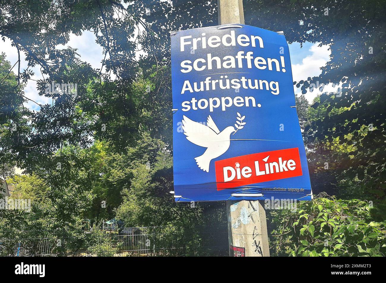 Leipzig, Sachsen, Deutschland, 20.07.2024: Wahlplakate zur Landtagswahl: Linken-Wahlplakat mit dem Schriftzug Frieden schaffen - Aufrüstung stoppen *** Leipzig, Sachsen, Deutschland, 20 07 2024 Wahlplakate zur Landtagswahl linkes Wahlplakat mit den Worten Frieden stoppen Bewaffnung erzeugen Copyright: XdtsxNachrichtenagenturx dts 44136 Stockfoto