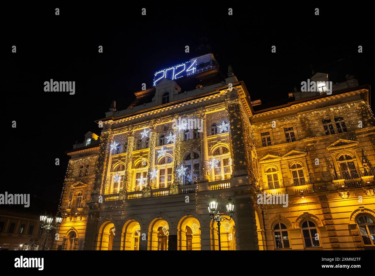 Dieses Foto zeigt die festliche Beleuchtung des Rathauses von Novi Sad in Serbien, geschmückt mit Lichtern und Dekorationen zu Weihnachten und Neujahr Stockfoto