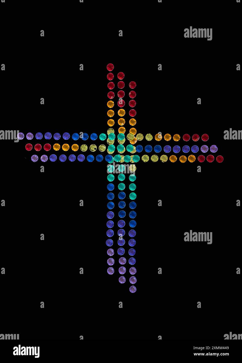 Christliches Kreuz-Symbol auf schwarzem Hintergrund zeigt künstlerische bunte Kunststein Strass einfaches Design von Juwelen, die funkeln und mit vielen Facetten leuchten. Stockfoto