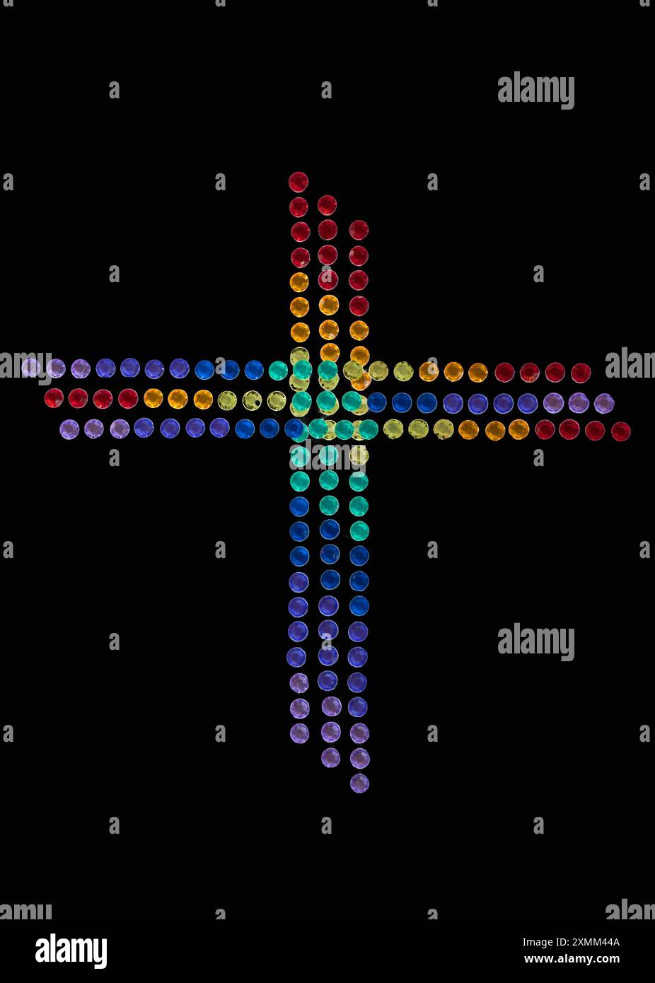 Kreuz mit langen Armen ist eines von zwei Neondesigns, die ich anbiete. Das zeigt ein christliches Kreuz auf Schwarz, das sehr hell ist und aus Kunststeinen besteht. Stockfoto